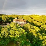 Domaine De Pierre Blanche بيت ضيافة