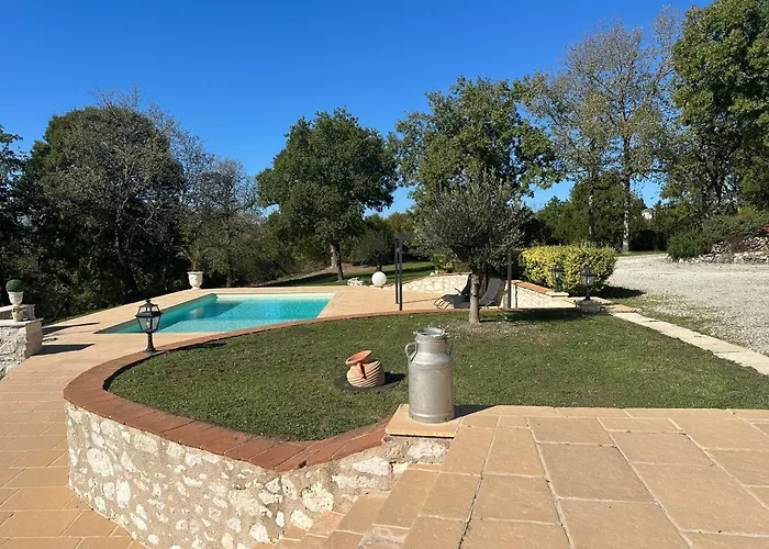 Domaine De Pierre Blanche Pensión Pern