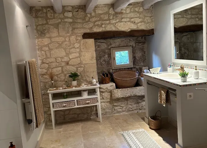 Domaine De Pierre Blanche Pern